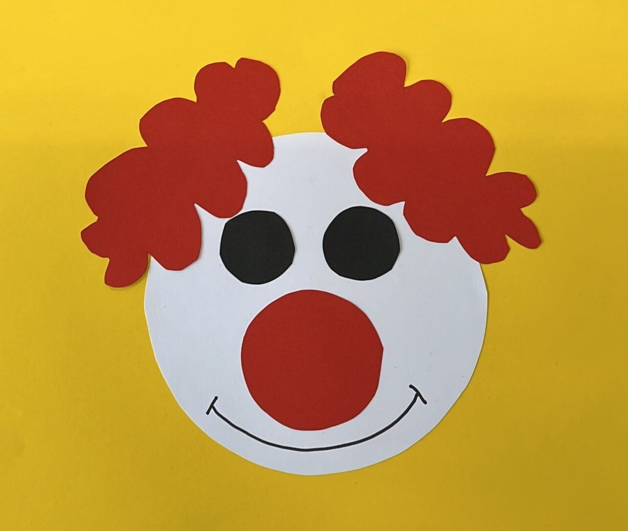 Das Bild zeigt das fertige Resultat des Basteltipp: Den bunten Clown